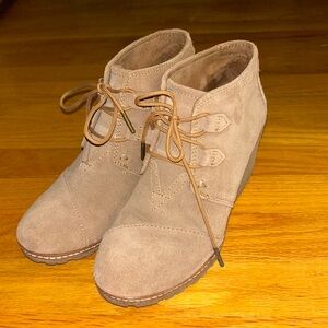 Tom’s khaki wedges